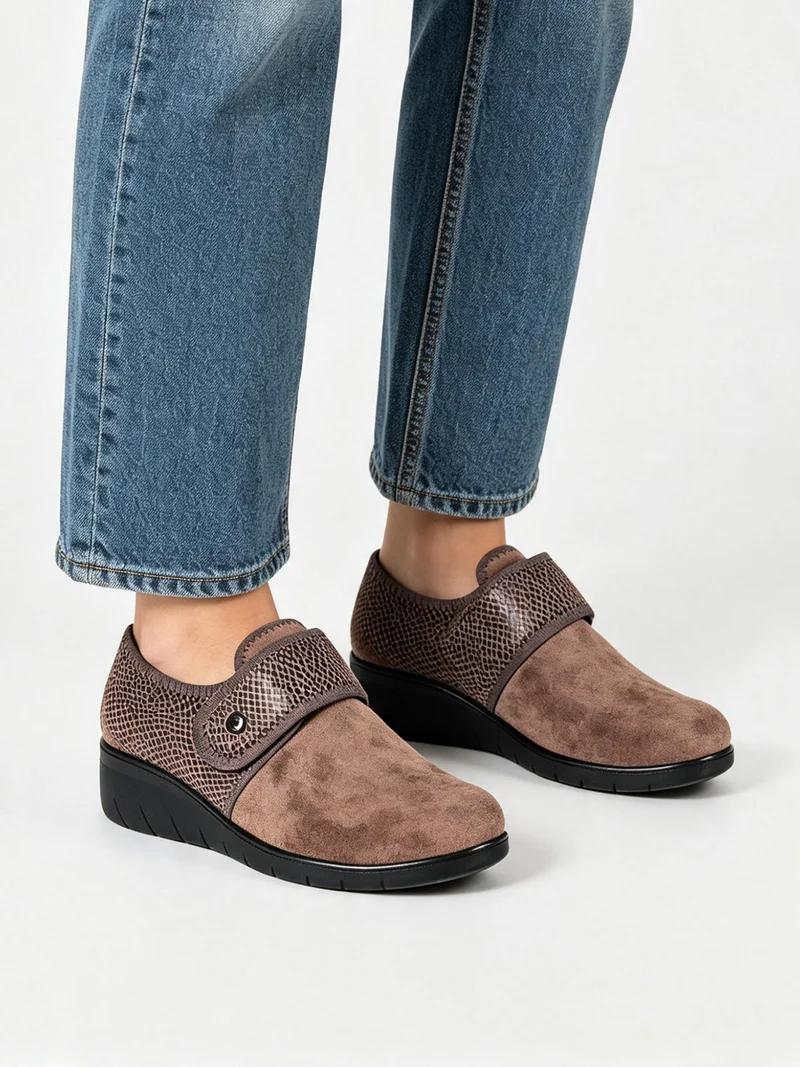 Mocassini donna scamosciati con zeppa e cinturino a strappo - khaki