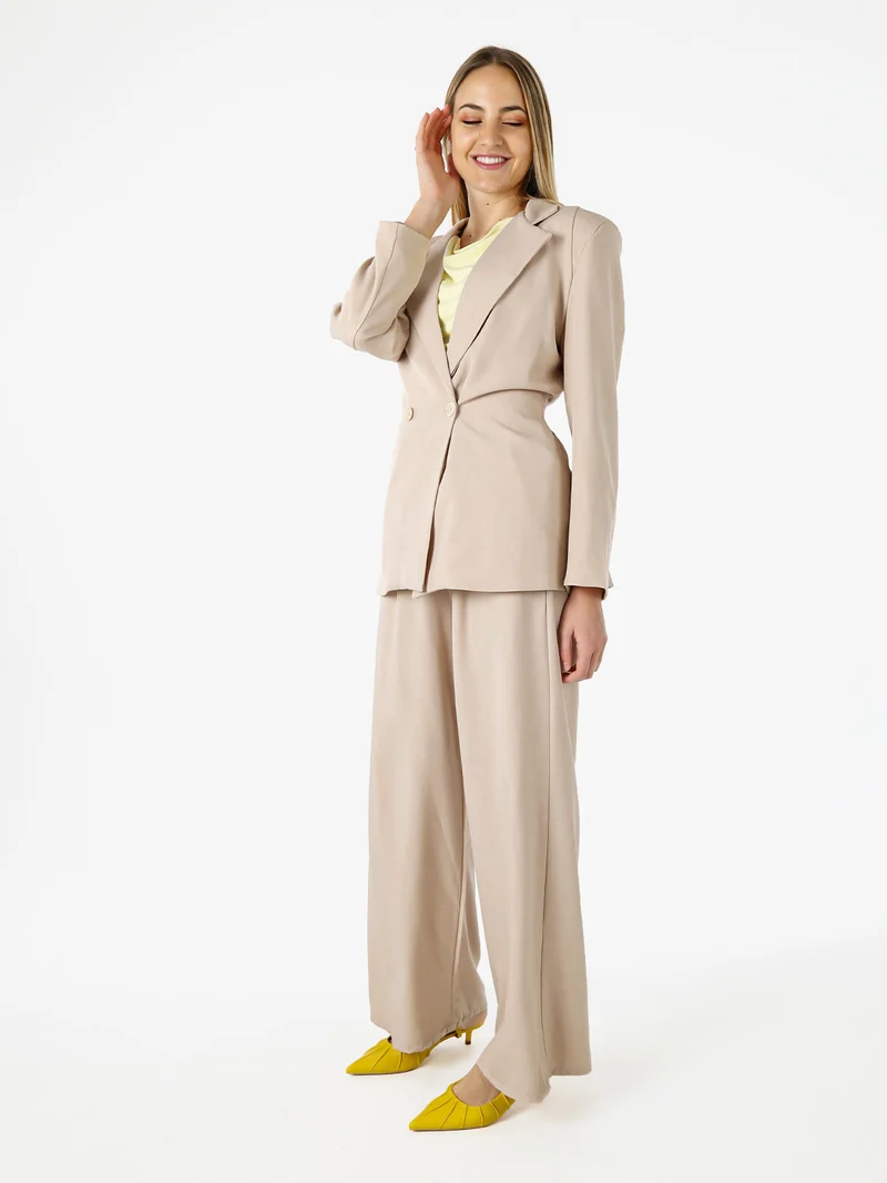 Blazer elegante da donna a doppiopetto con bottoni - beige