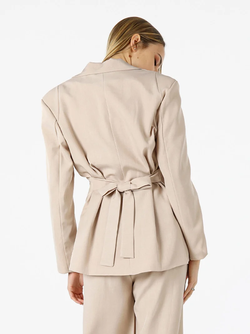 Blazer elegante da donna a doppiopetto con bottoni - beige