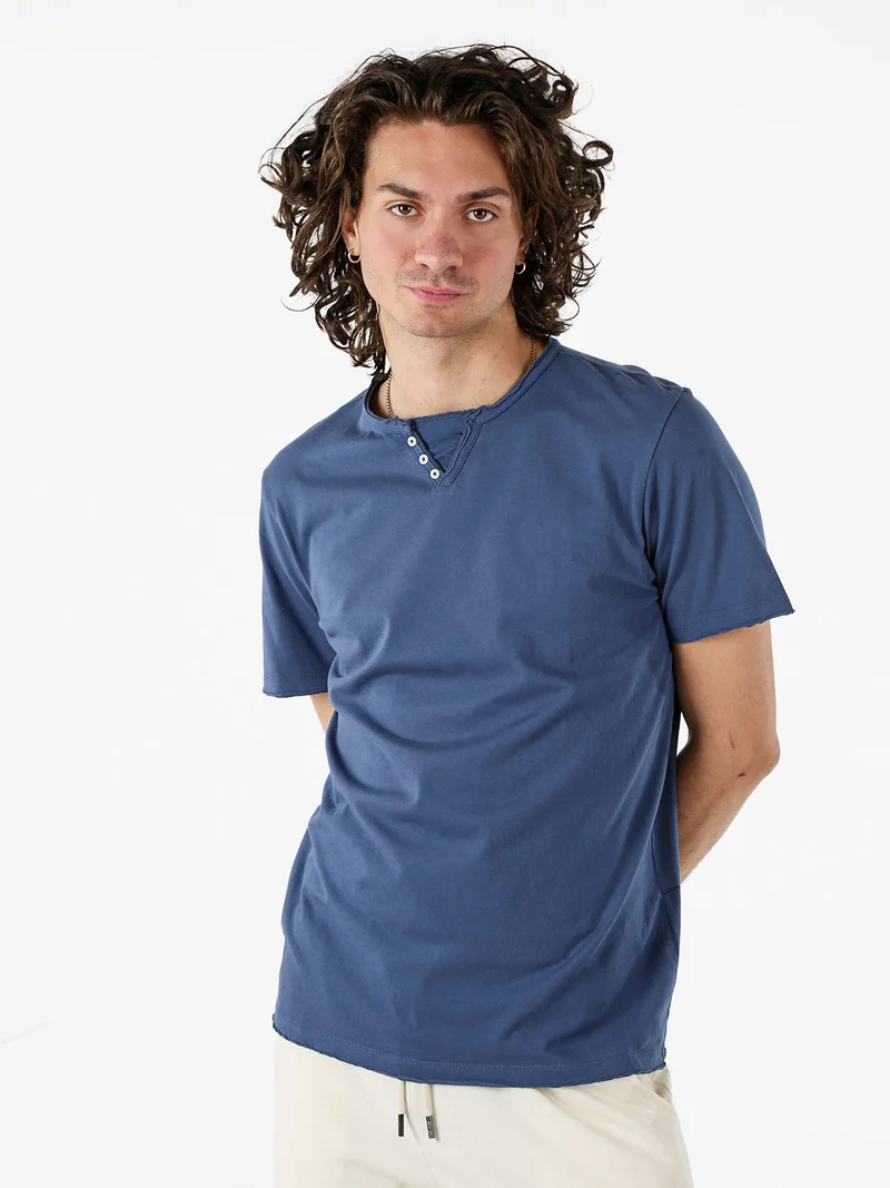 T-shirt da uomo in cotone con bottoncini sullo scollo - blu