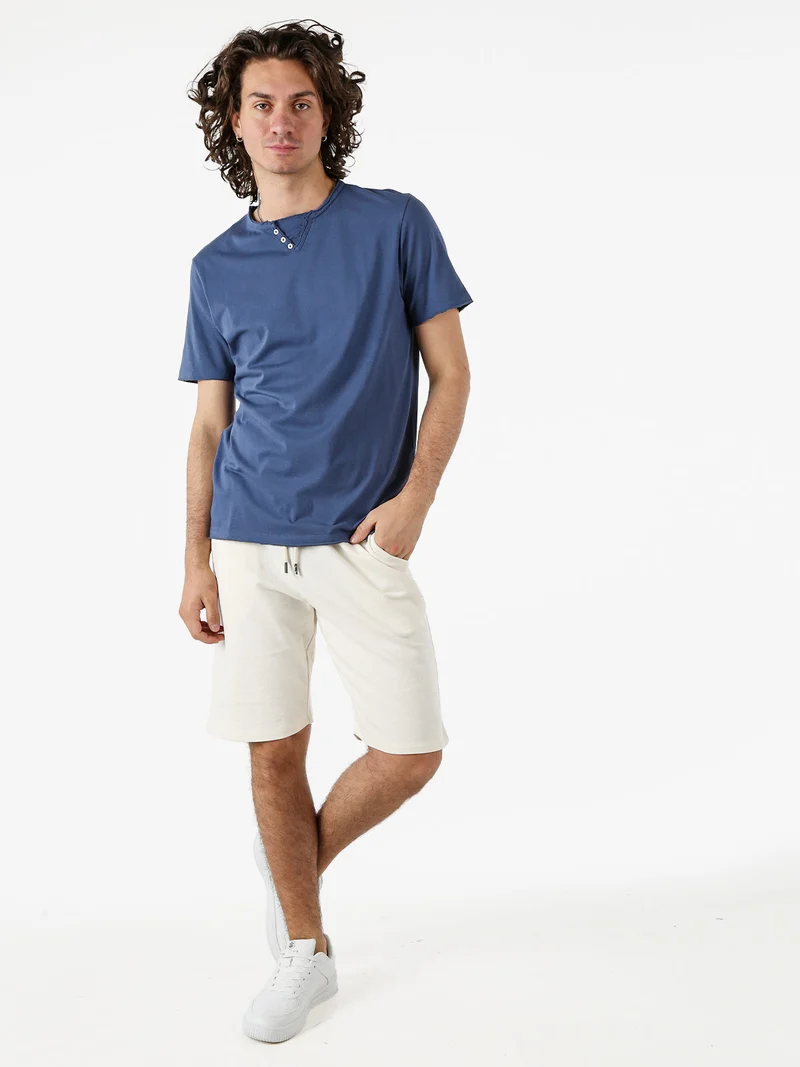 T-shirt da uomo in cotone con bottoncini sullo scollo - blu