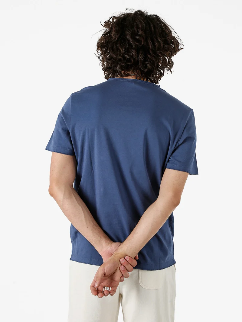 T-shirt da uomo in cotone con bottoncini sullo scollo - blu