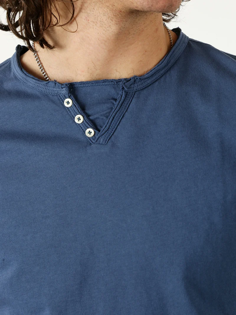 T-shirt da uomo in cotone con bottoncini sullo scollo - blu