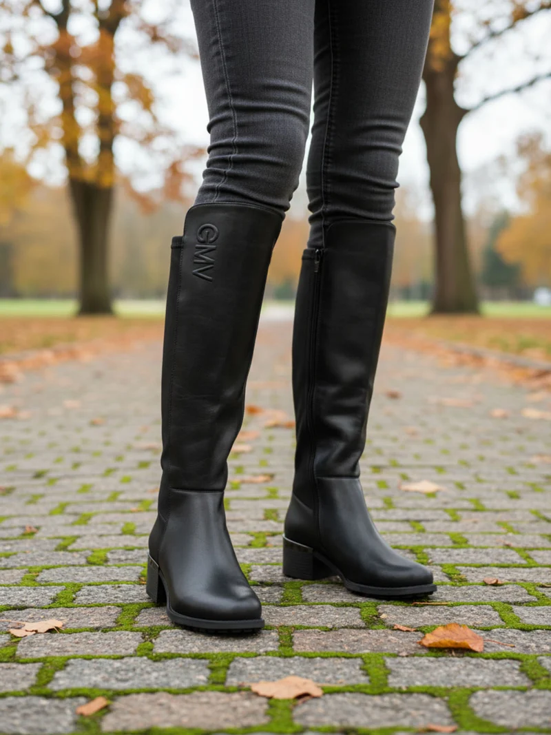 Stivali alti da donna con tacco - nero
