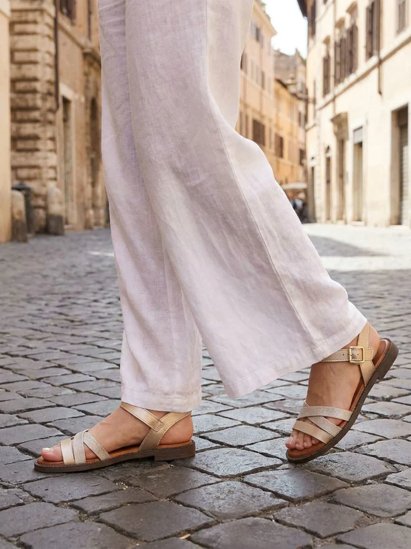 Sandali bassi da donna con fascette intrecciate - platino