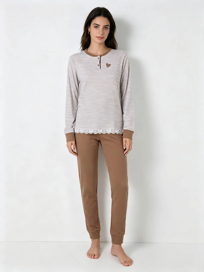 Pigiama lungo da donna in cotone interlock con maglia a righe - sabbia