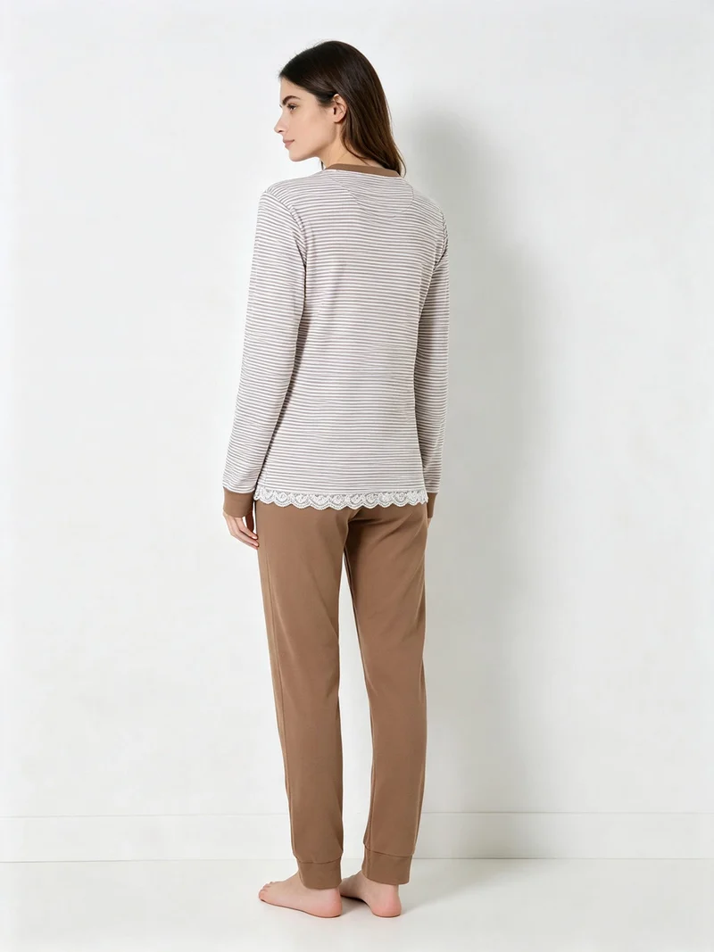 Pigiama lungo da donna in cotone interlock con maglia a righe - sabbia