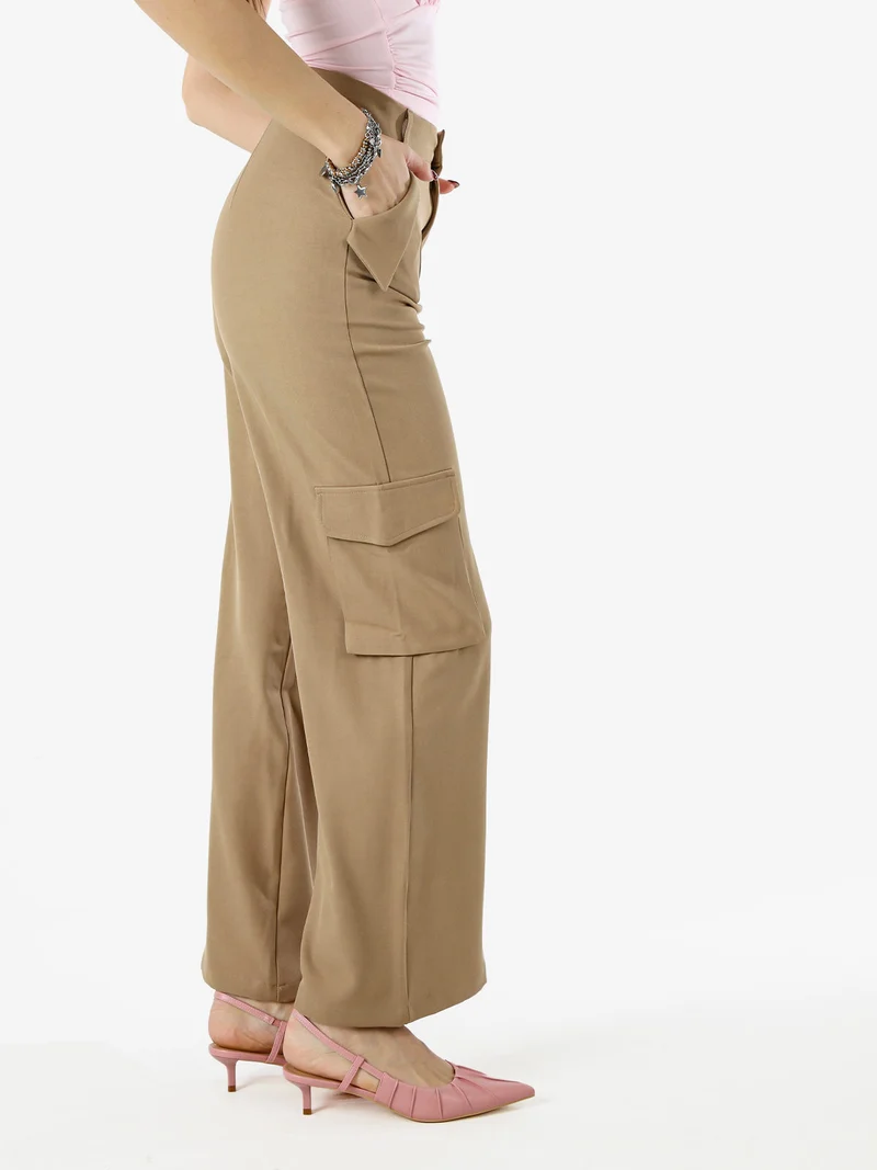 Pantaloni donna a palazzo con tasconi laterali - cammello