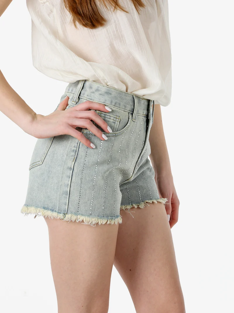 Shorts in jeans da donna con microborchie sfrangiati sul finale - jeans