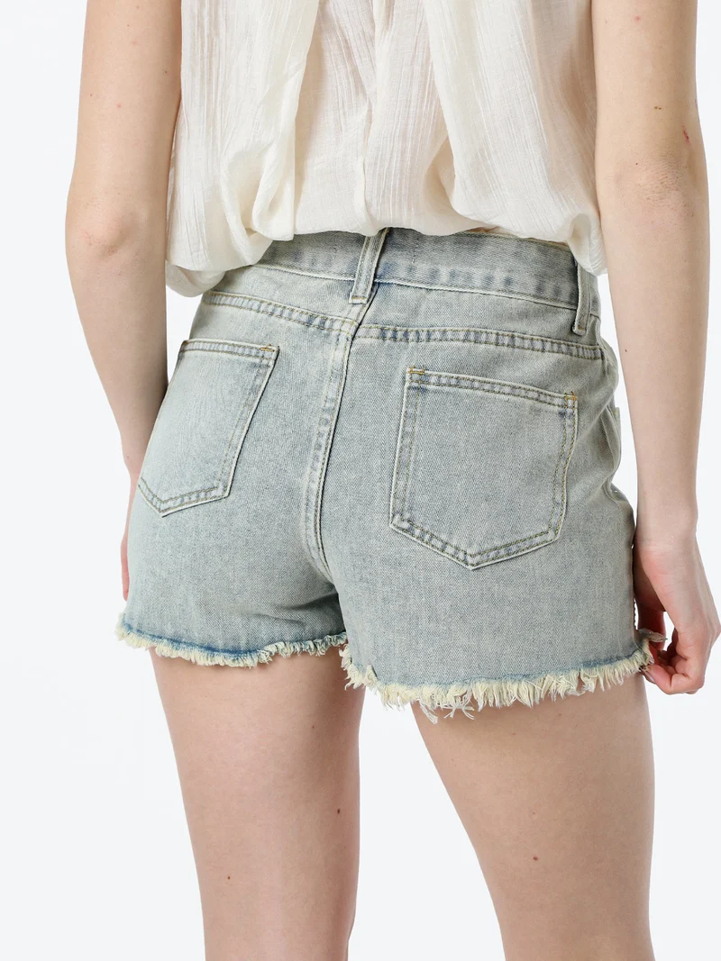 Shorts in jeans da donna con microborchie sfrangiati sul finale - jeans