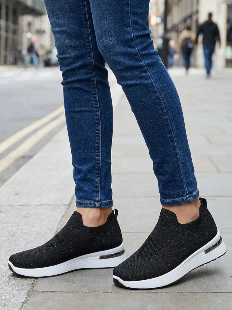 Sneakers donna slip on in maglia con zeppa - nero