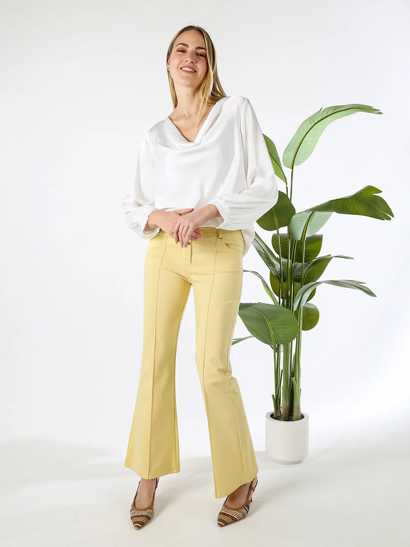Blusa donna a maniche lunghe in tessuto simil raso con scollo a cascata - bianco