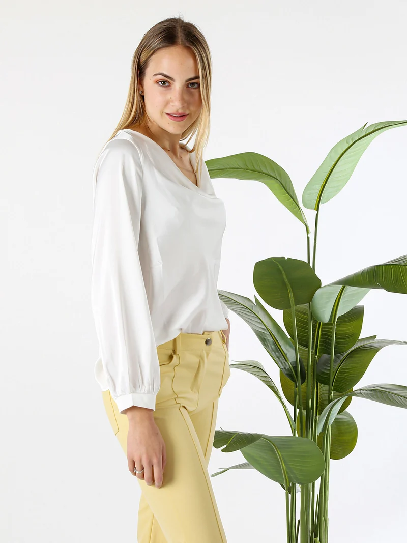 Blusa donna a maniche lunghe in tessuto simil raso con scollo a cascata - bianco
