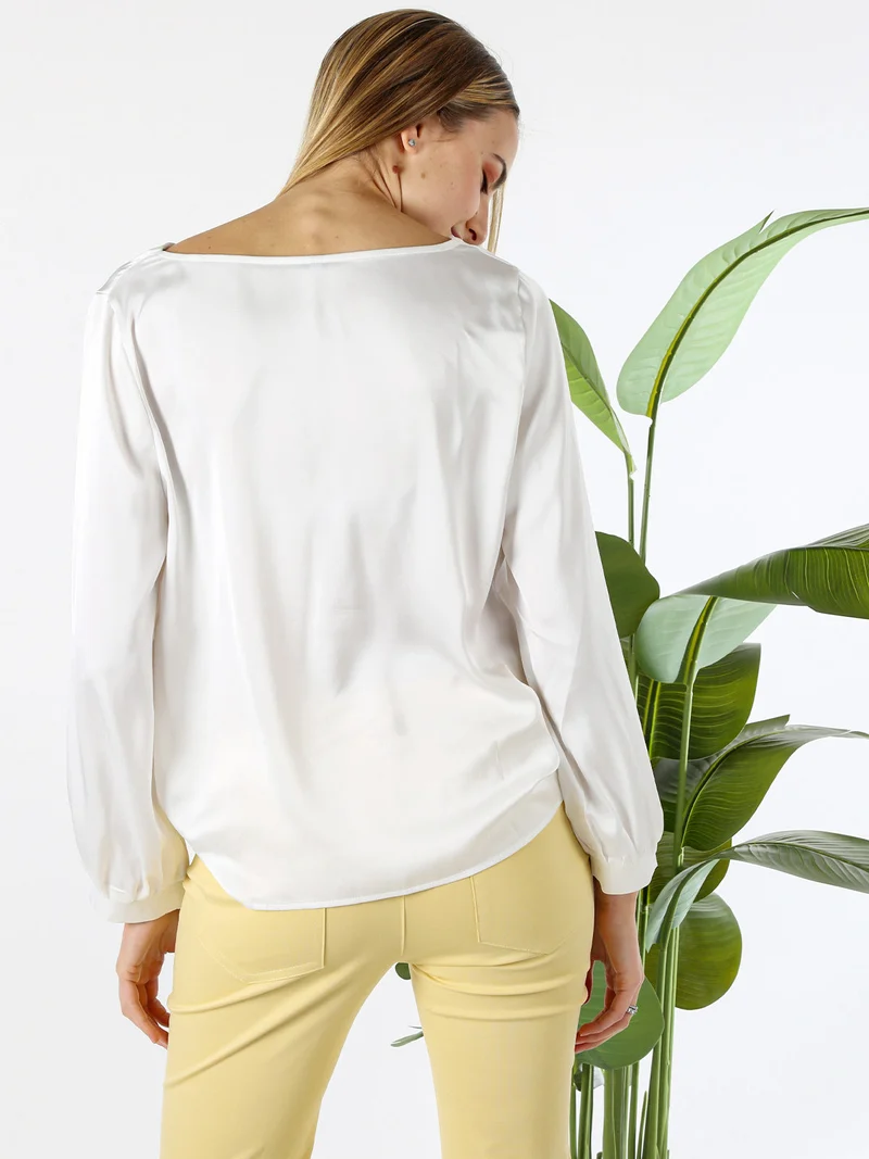 Blusa donna a maniche lunghe in tessuto simil raso con scollo a cascata - bianco