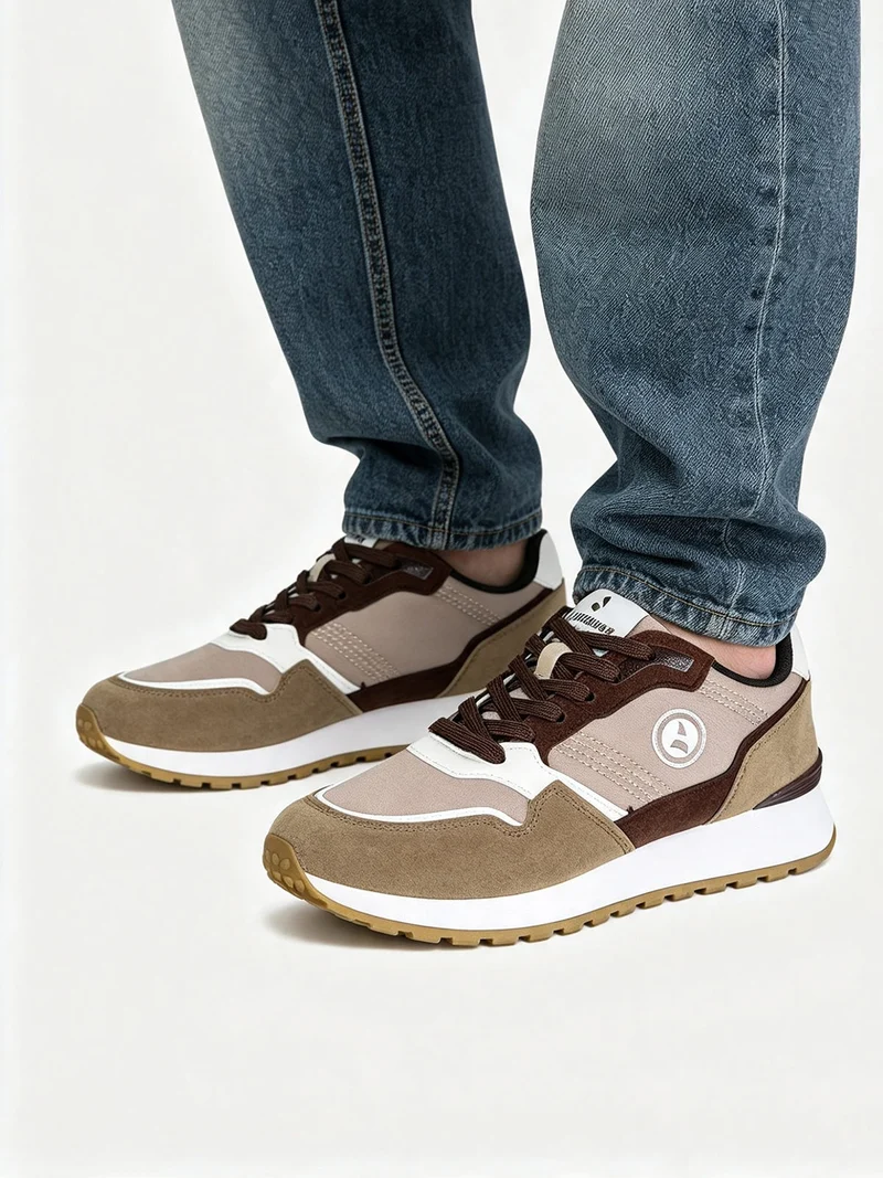 Sneakers stringate da uomo con platform - marrone