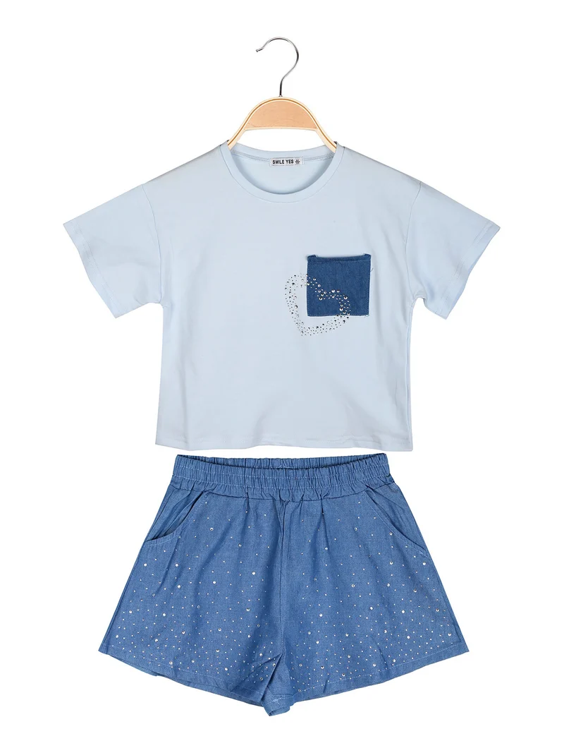Completo da bambina con t-shirt cropped e shorts in jeans con strass - azzurro