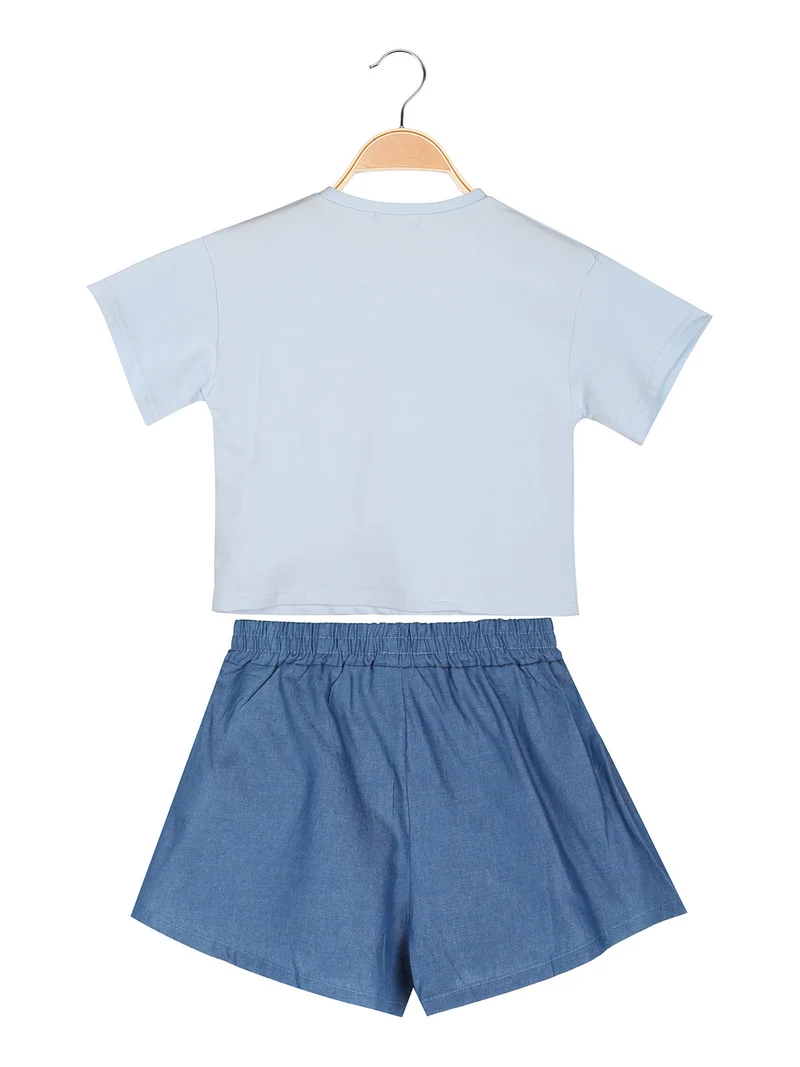 Completo da bambina con t-shirt cropped e shorts in jeans con strass - azzurro