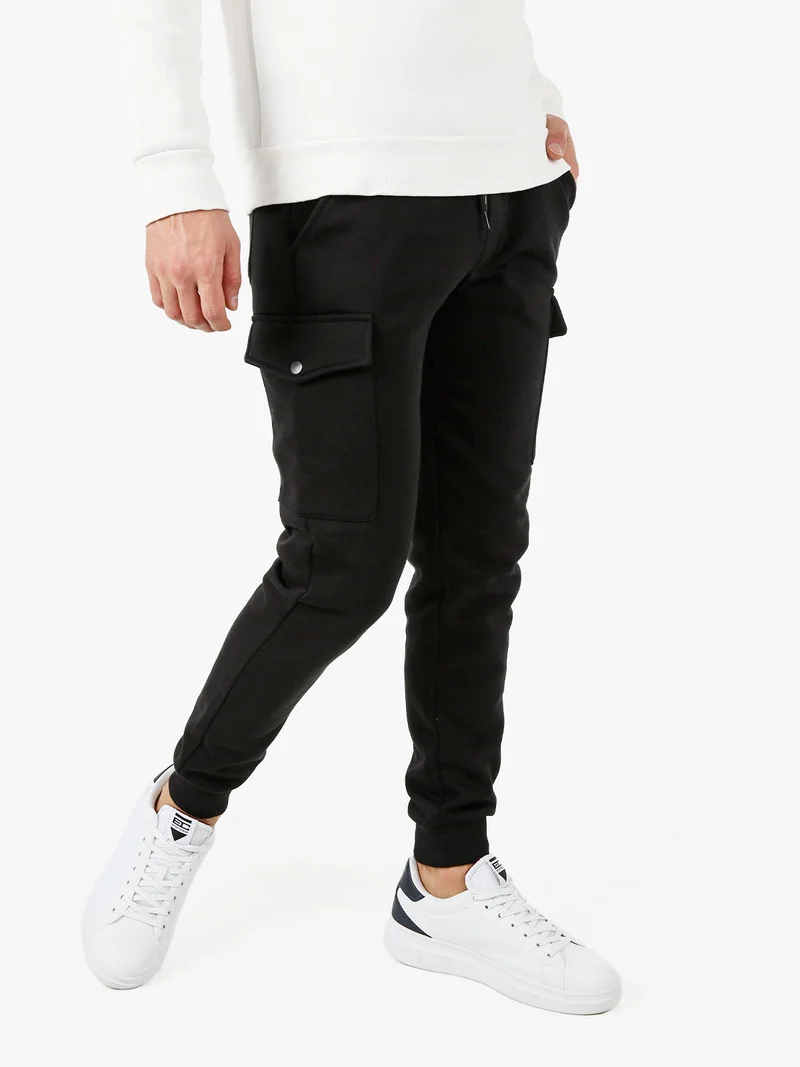 Pantaloni tuta da uomo con tasconi laterali e polsini - nero