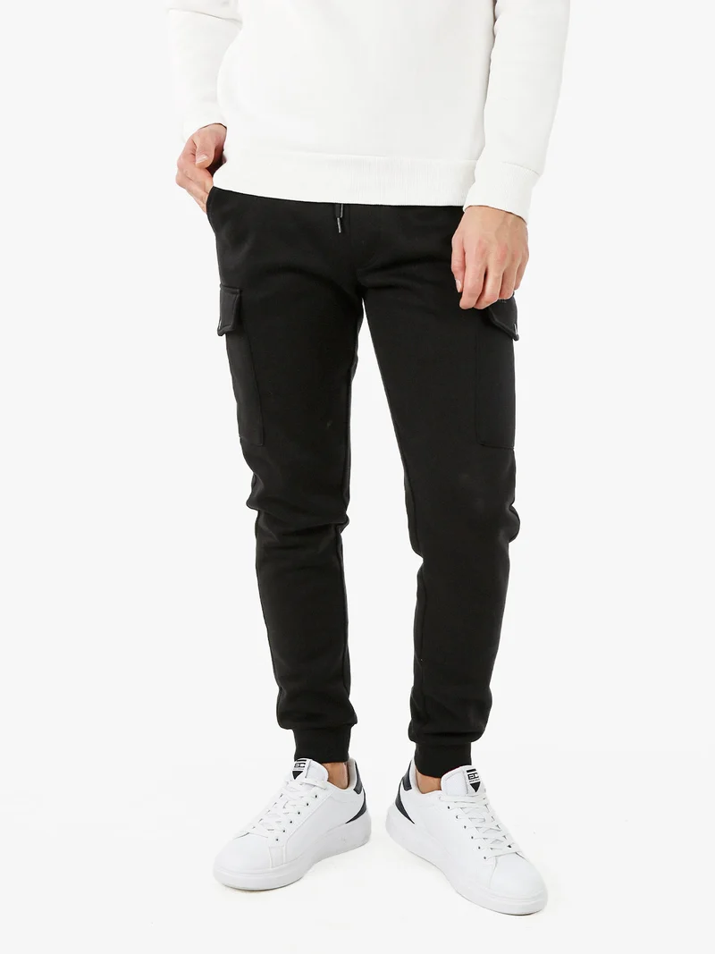 Pantaloni tuta da uomo con tasconi laterali e polsini - nero