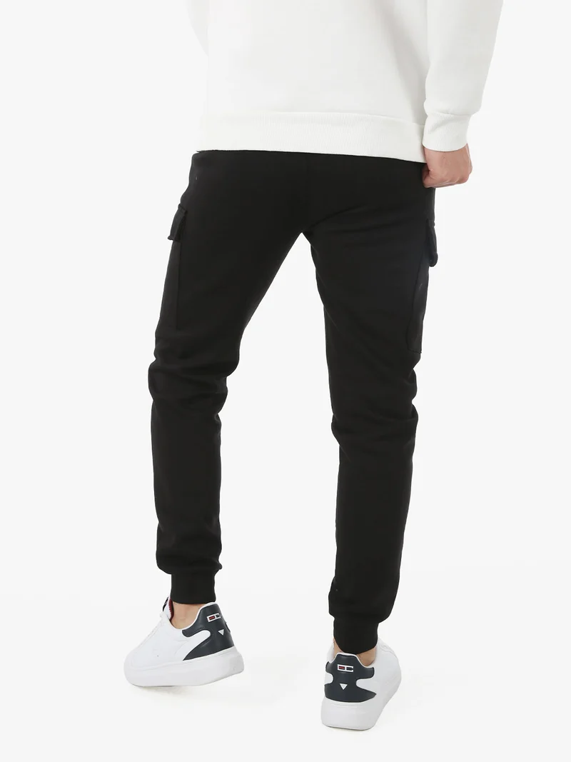 Pantaloni tuta da uomo con tasconi laterali e polsini - nero