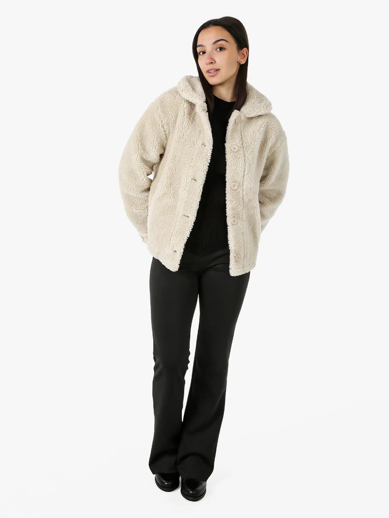 Cappotto corto teddy da donna con bottoni - beige