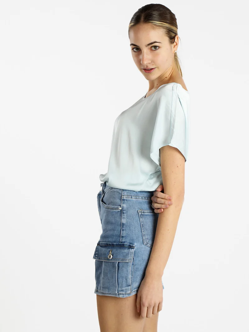 Blusa donna a maniche corte effetto raso - azzurro