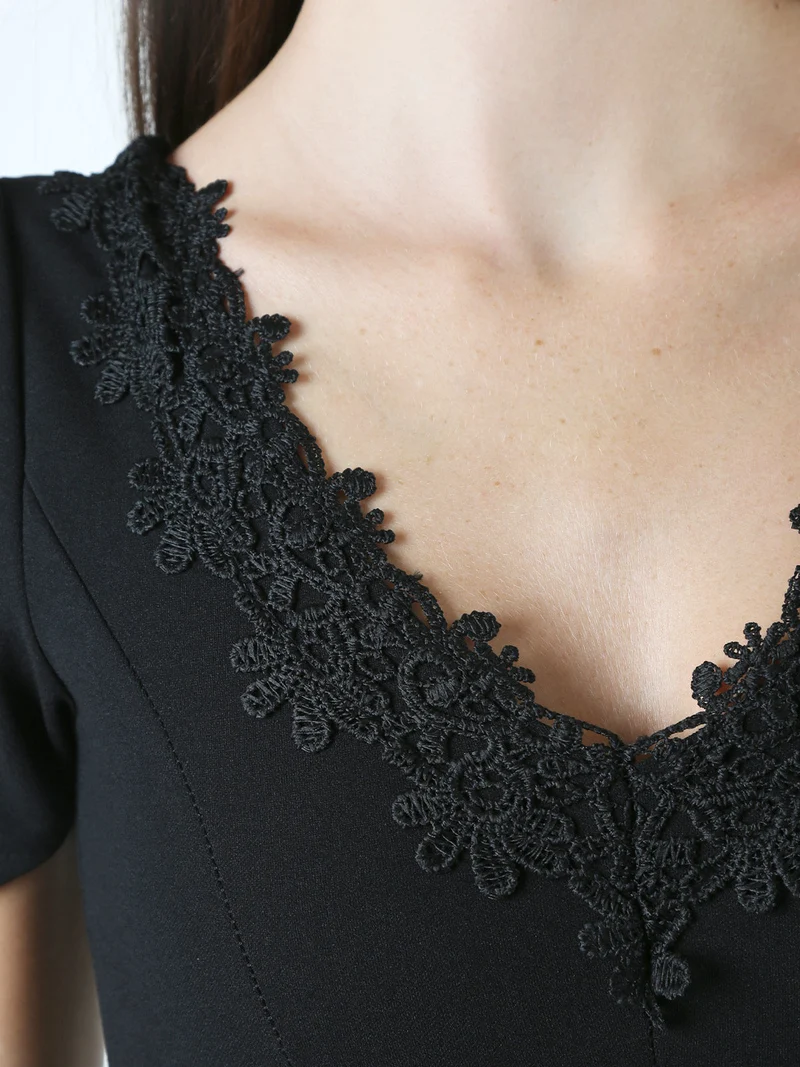 Abito lungo da donna sciancrato a maniche corte con scollo ricamato - nero