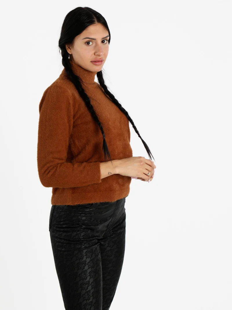 Pullover dolcevita peloso da donna - cammello