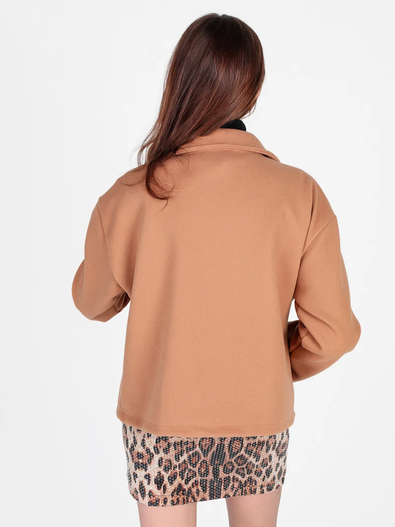 Cappotto corto da donna oversize con chiusura doppiopetto - cammello