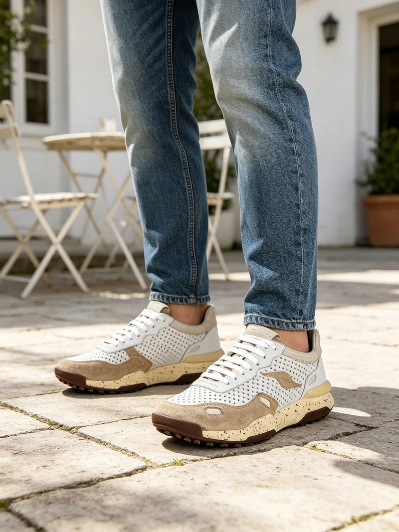Sneakers da uomo in pelle traforata - perla