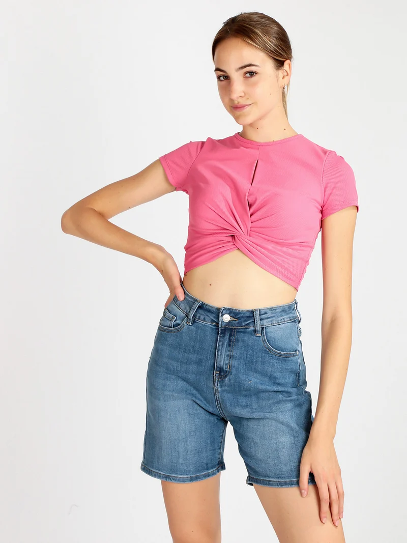T-shirt cropped da donna a costine - fucsia