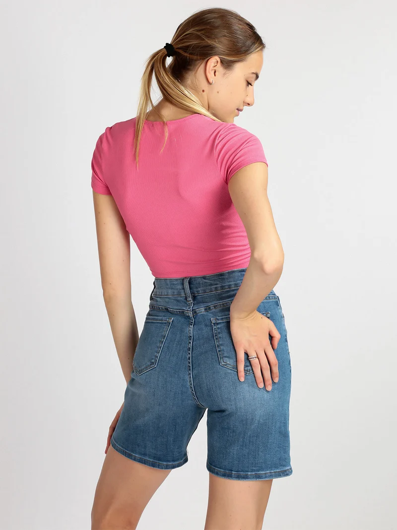 T-shirt cropped da donna a costine - fucsia