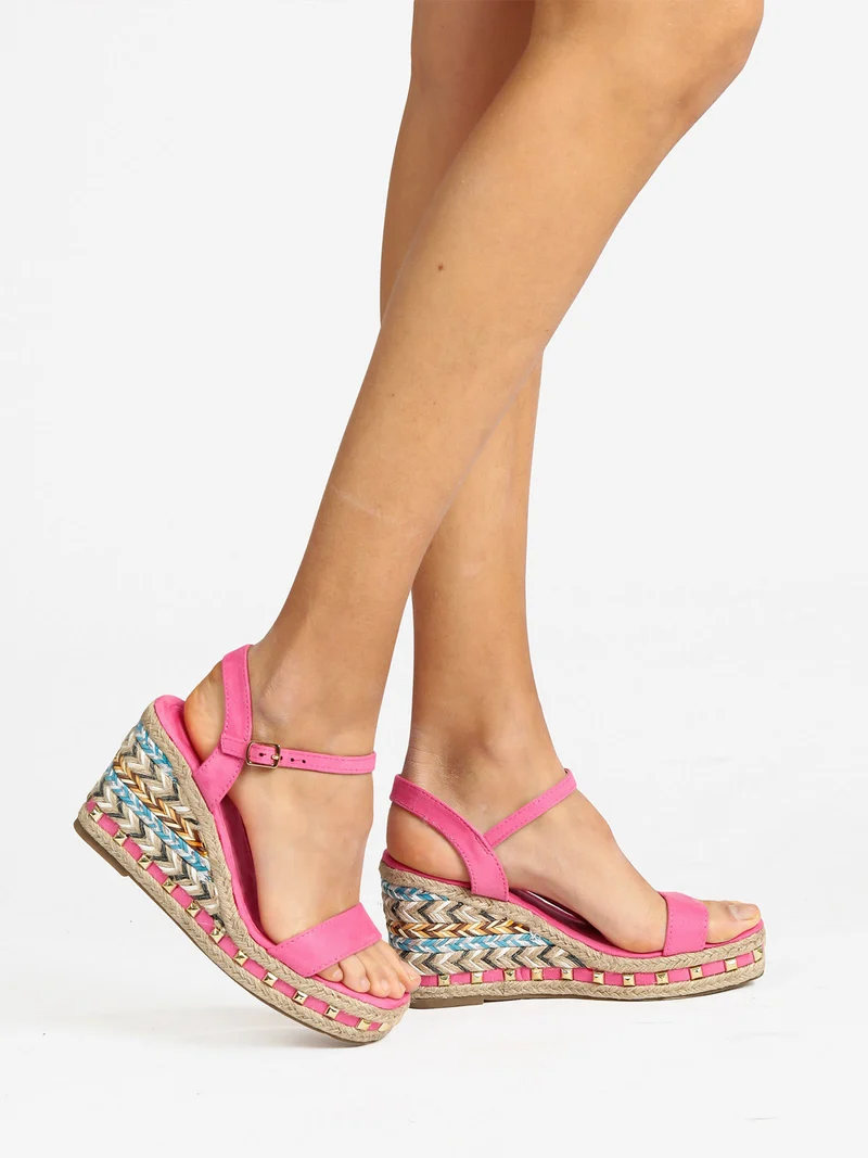 Sandali donna con borchie e zeppa - fucsia