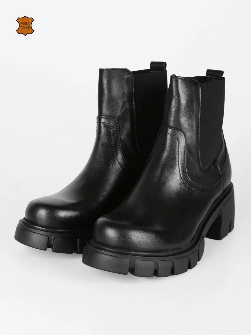 Stivaletti in pelle con tacco - nero