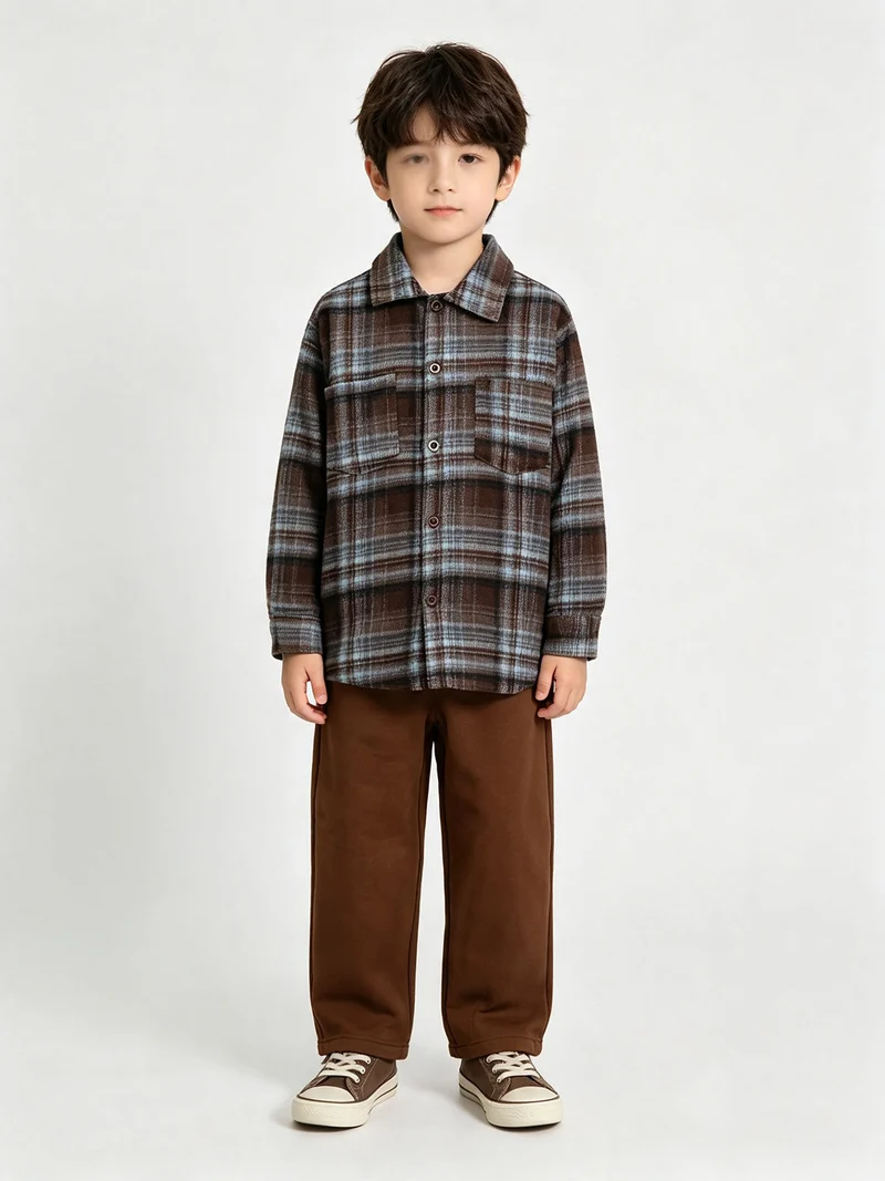 Completo da bambino 3 pezzi con camicia di flanella a quadri e pantaloni tuta felpati - marrone