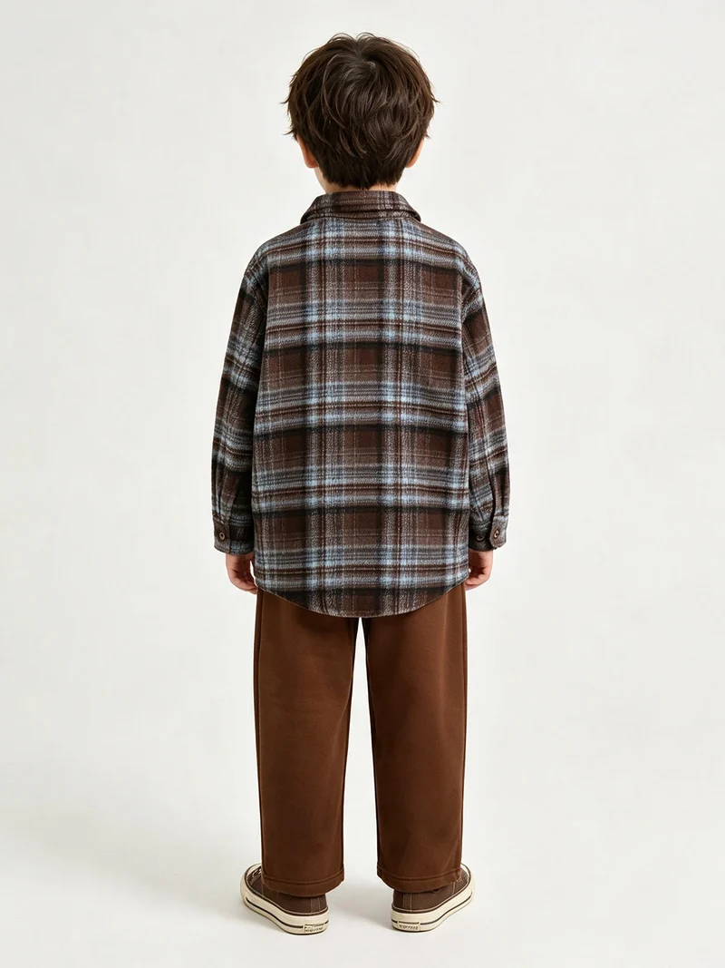 Completo da bambino 3 pezzi con camicia di flanella a quadri e pantaloni tuta felpati - marrone