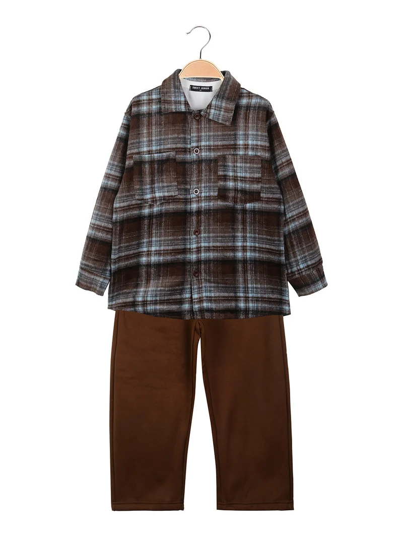 Completo da bambino 3 pezzi con camicia di flanella a quadri e pantaloni tuta felpati - marrone