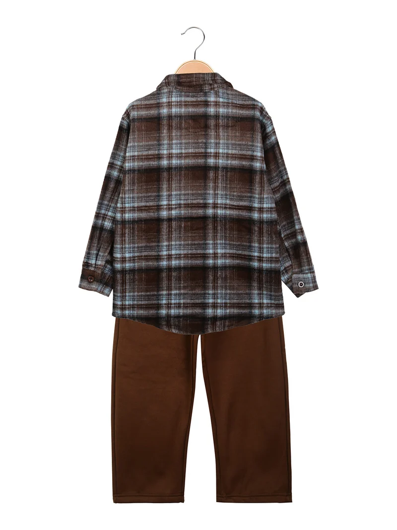 Completo da bambino 3 pezzi con camicia di flanella a quadri e pantaloni tuta felpati - marrone