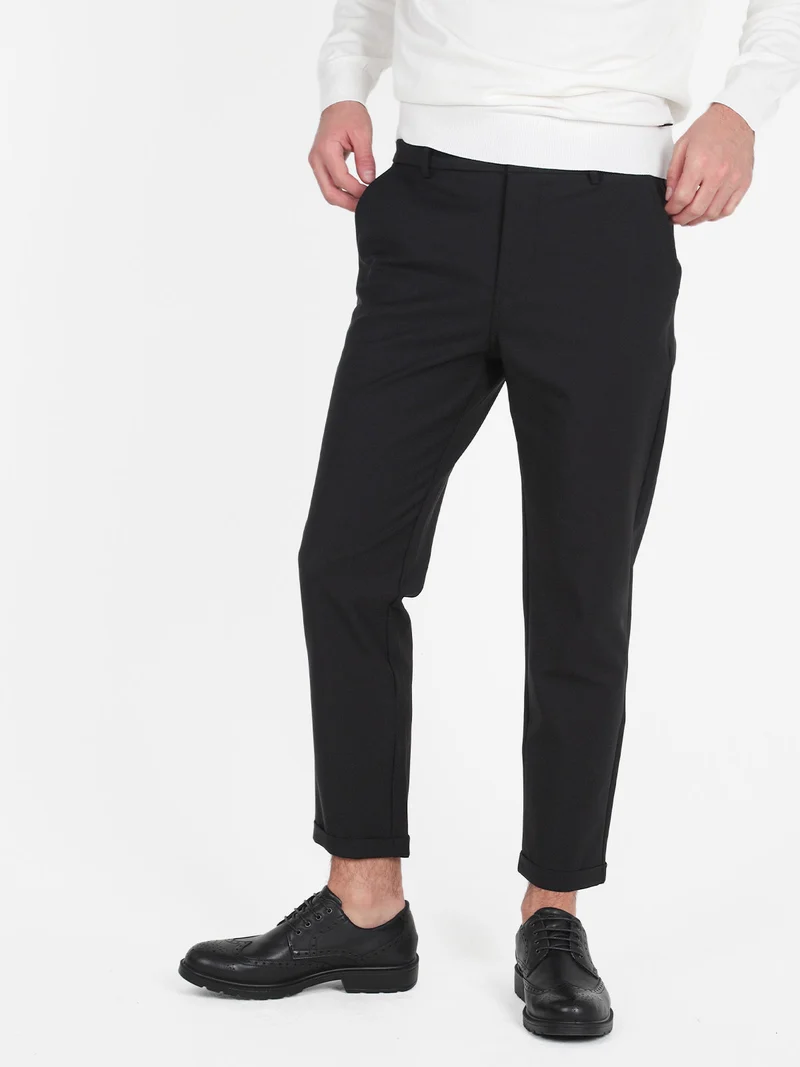 Pantaloni da uomo in tessuto tecnico con risvolto - nero