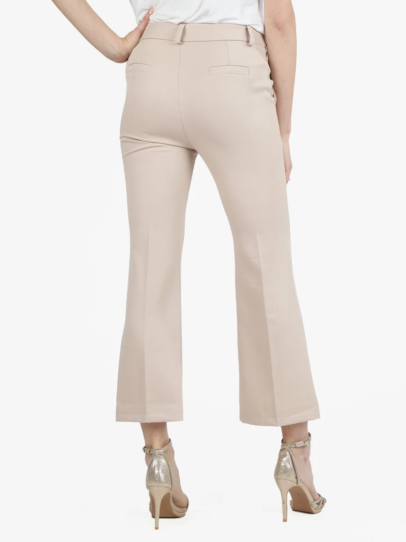 Pantaloni eleganti da donna con finale a zampa - beige
