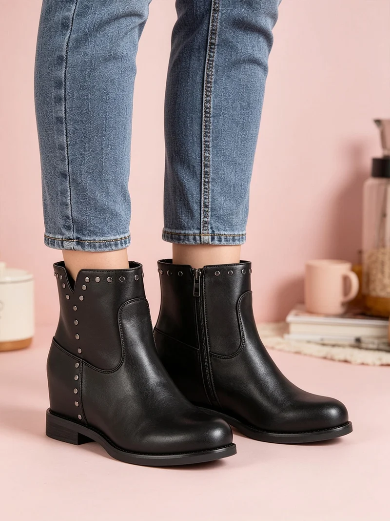 Stivaletti donna con borchie e zeppa interna - nero