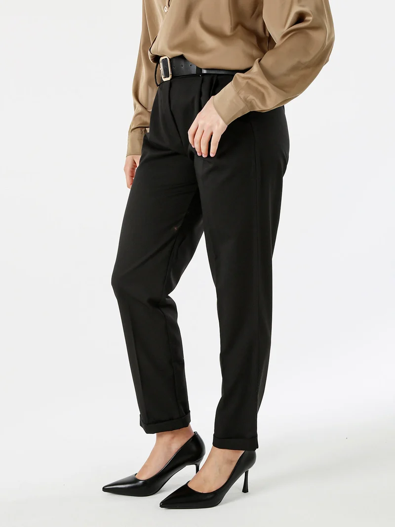 Pantaloni da donna a gamba dritta con cintura e risvolti sul finale - nero