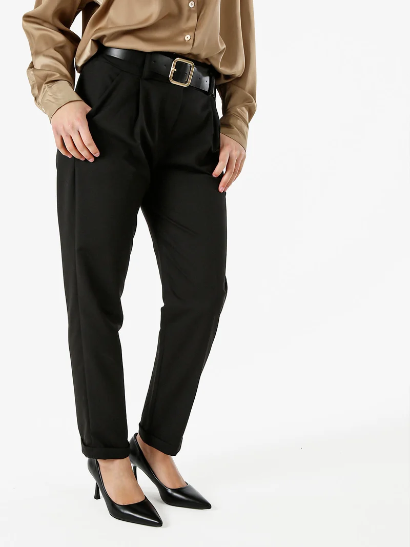 Pantaloni da donna a gamba dritta con cintura e risvolti sul finale - nero