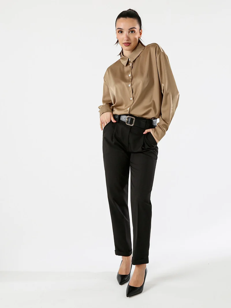 Pantaloni da donna a gamba dritta con cintura e risvolti sul finale - nero