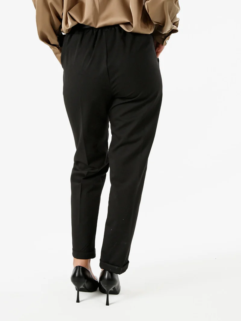 Pantaloni da donna a gamba dritta con cintura e risvolti sul finale - nero