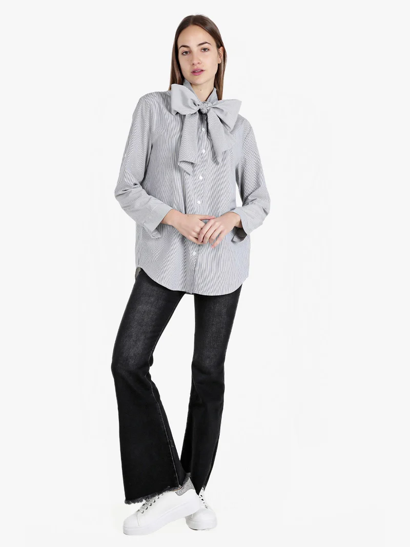 Camicia rigata da donna a maniche lunghe - nero