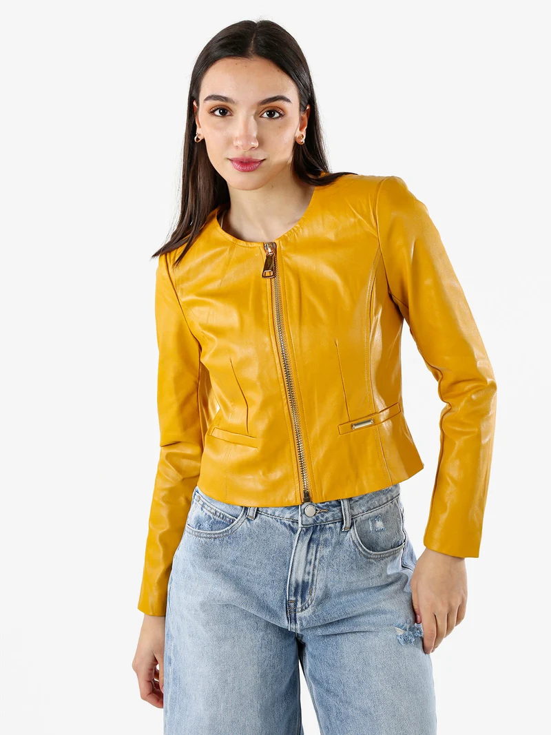 Giacca corta da donna in ecopelle con zip - senape