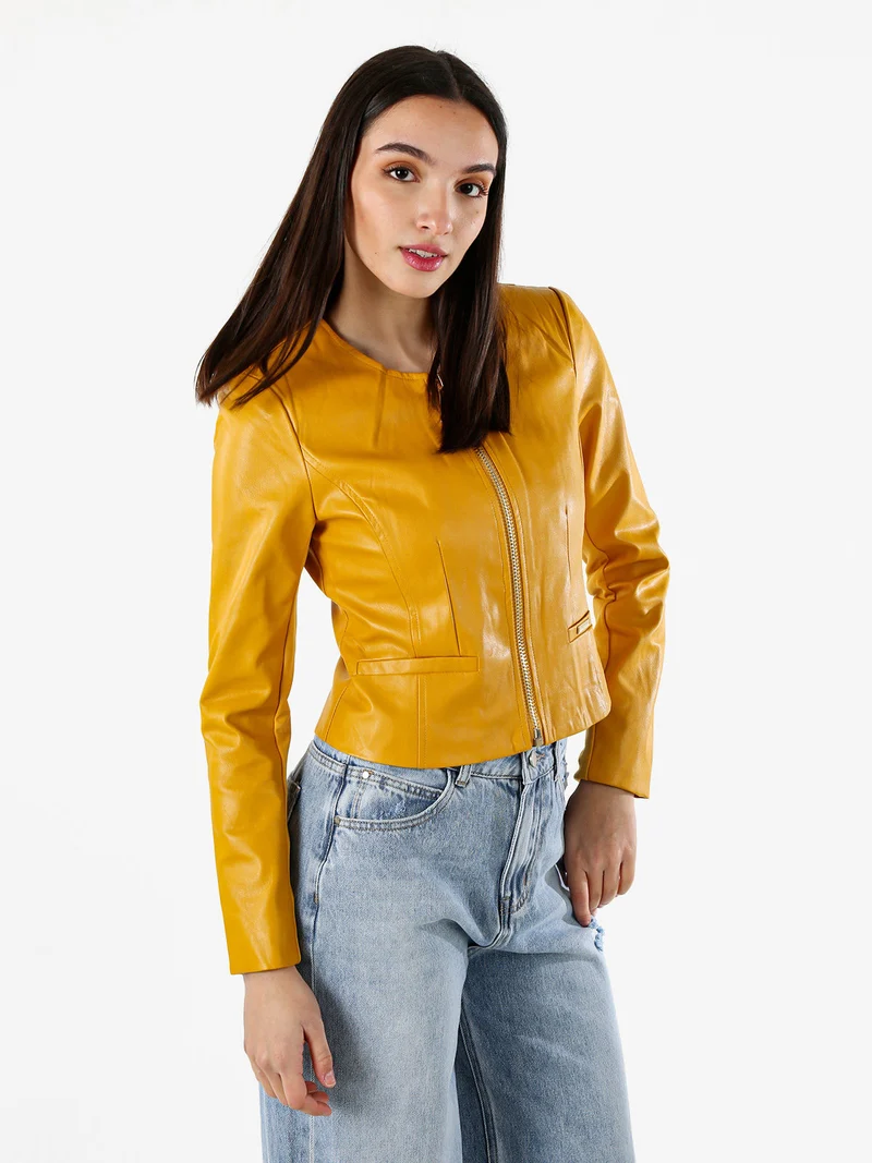 Giacca corta da donna in ecopelle con zip - senape