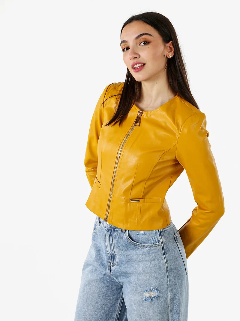 Giacca corta da donna in ecopelle con zip - senape