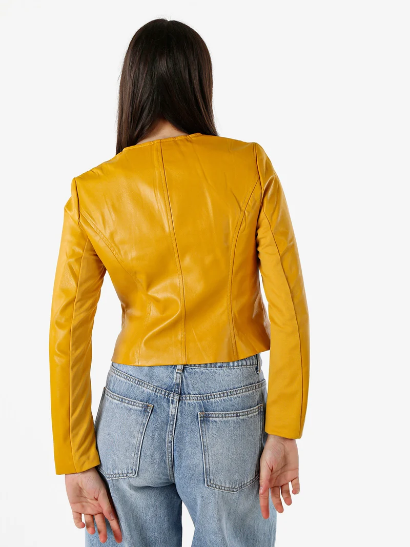 Giacca corta da donna in ecopelle con zip - senape